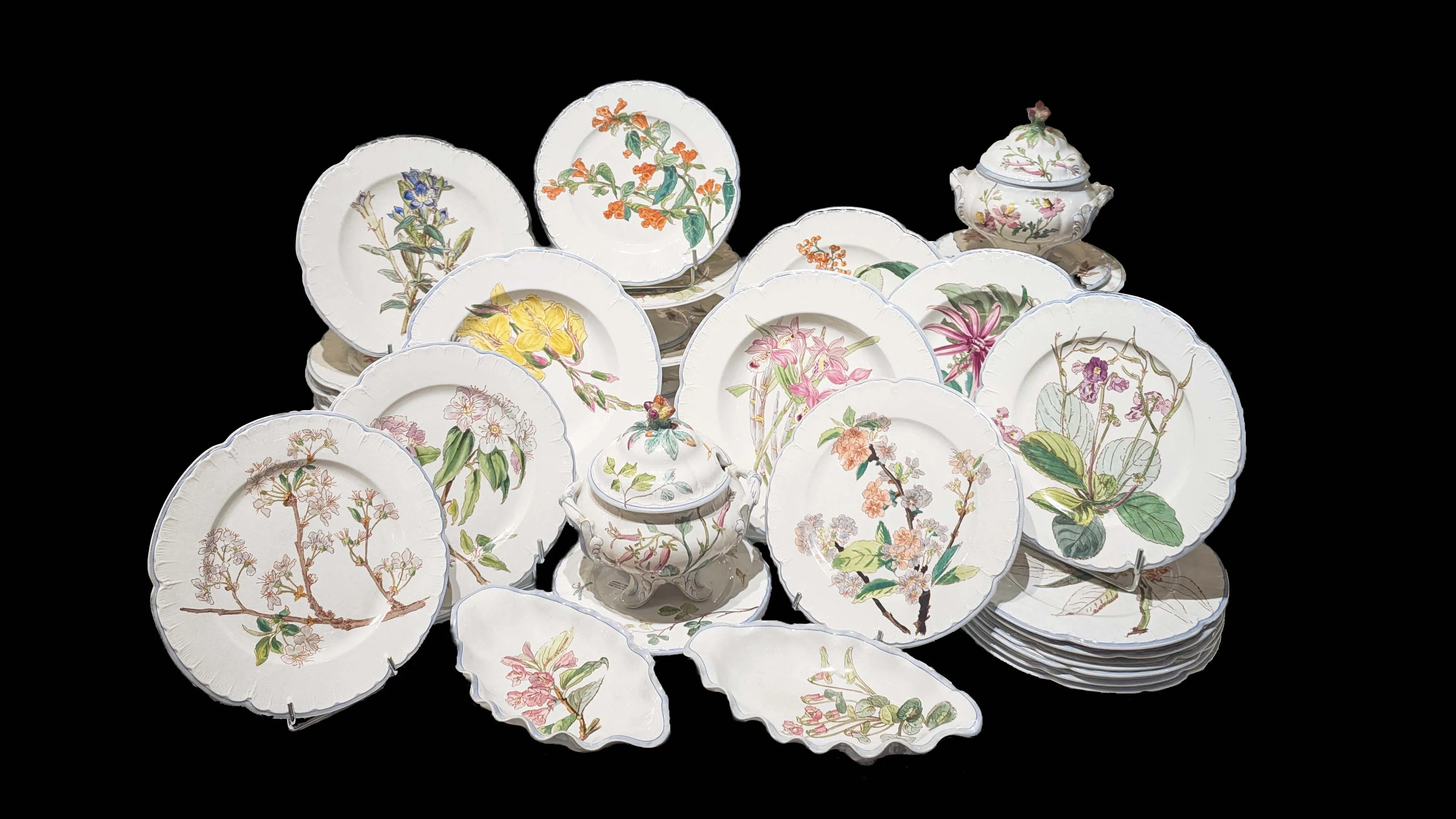 Service botanique en fa&iuml;ence fine peint main, Choisy-le-Roi, circa 1900