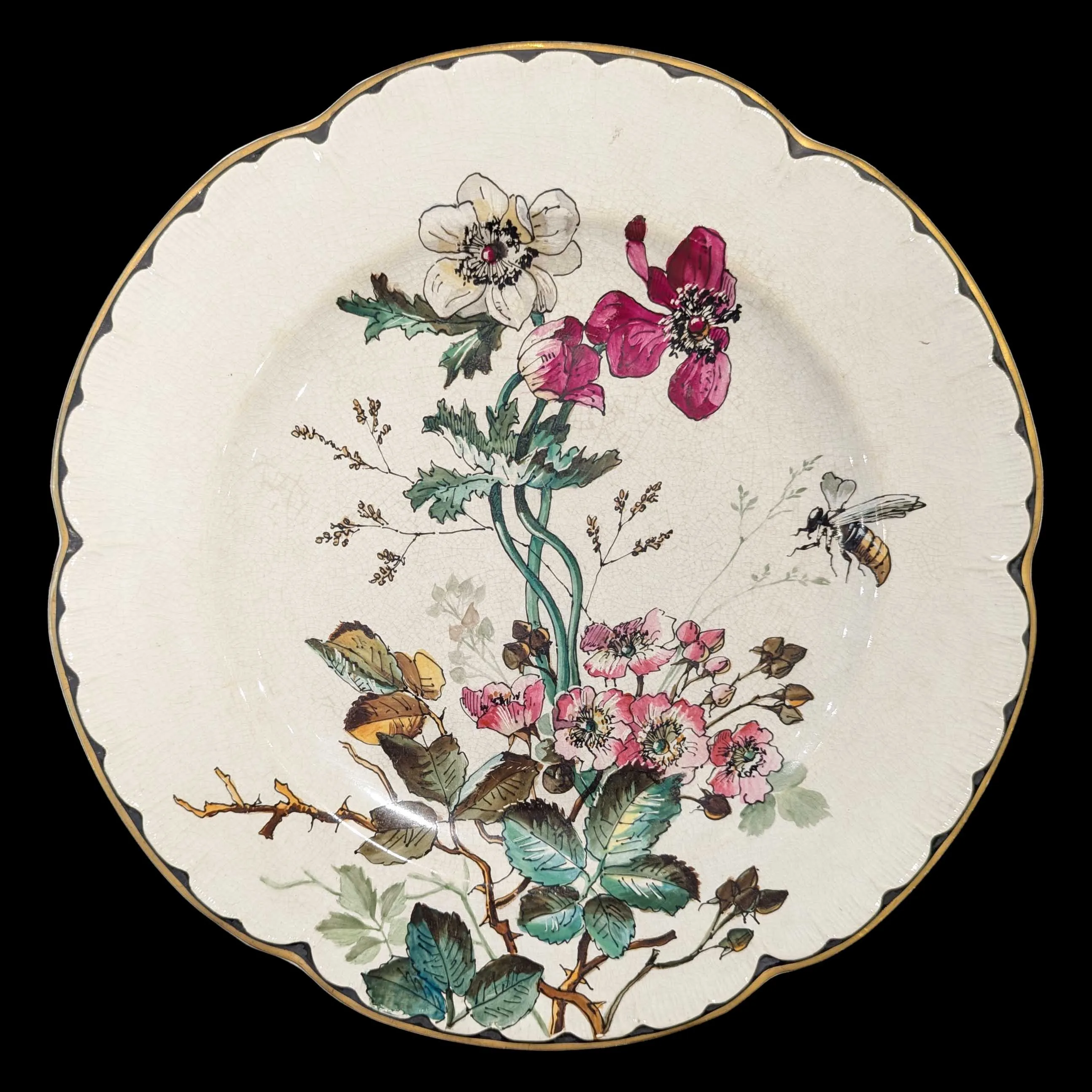 Assiette de table &agrave; d&eacute;cor peint main de fleurs et insectes, fa&iuml;ence fine, Choisy-le-Roi, fin XIXe si&egrave;cle