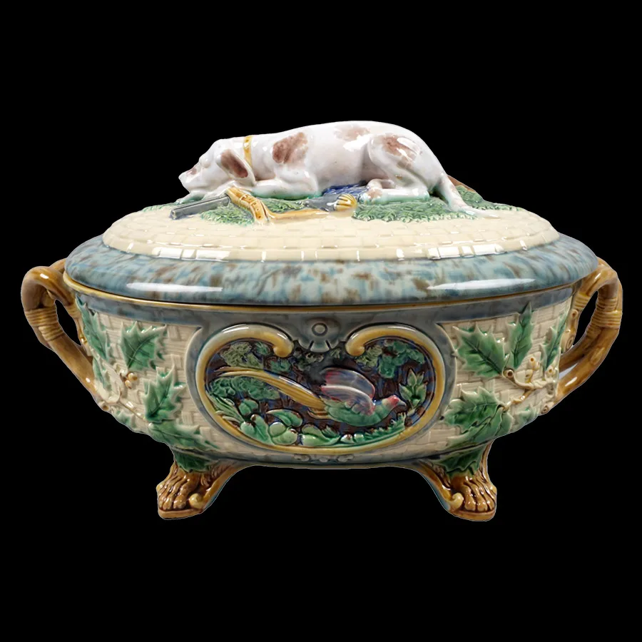 Terrine à décor de chien couché, majolique, manufacture de Minton, XIXe siècle