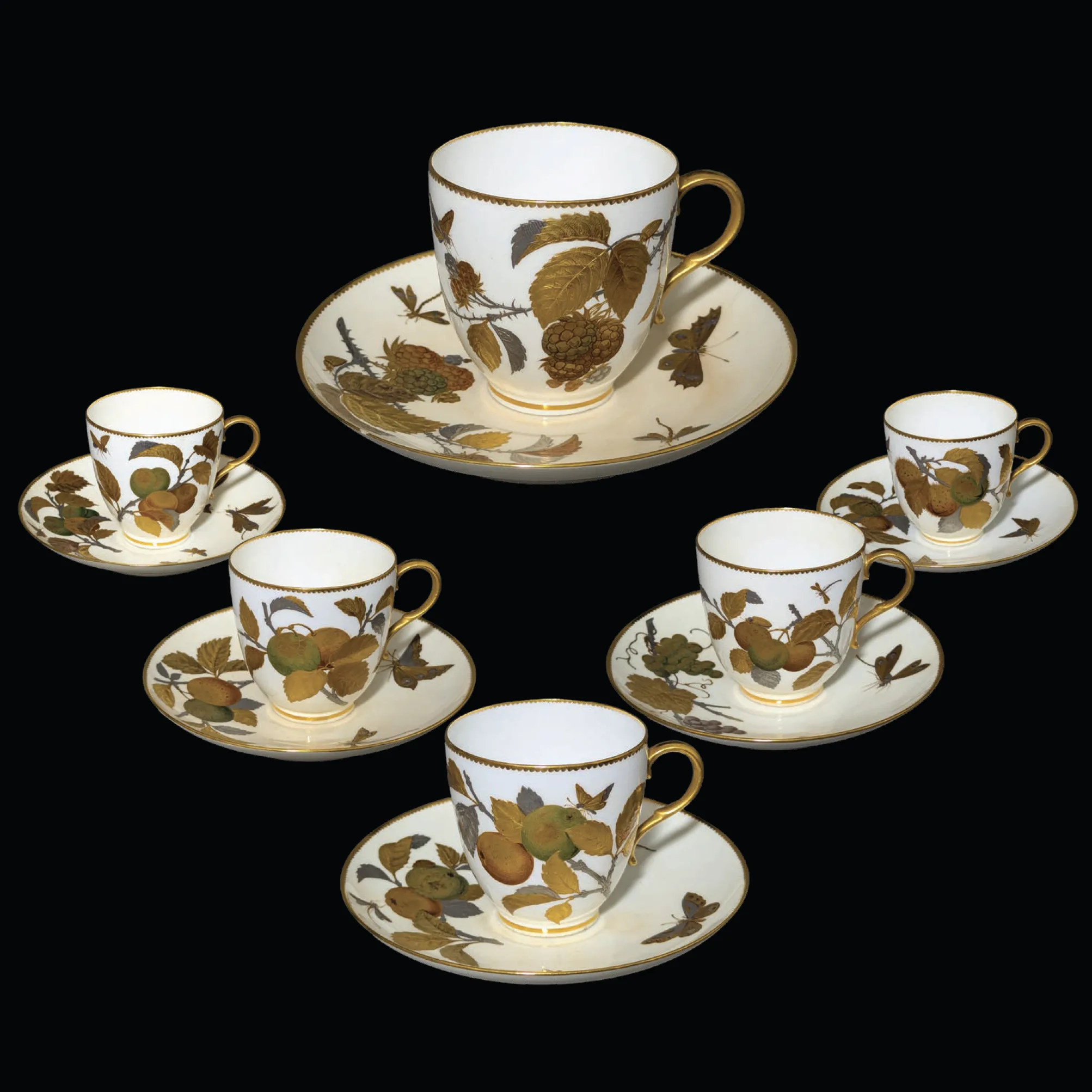 Tasse à café en porcelaine, décor de fleurs et insectes à l'or et platine en relief, Manufacture de Minton, circa 1890