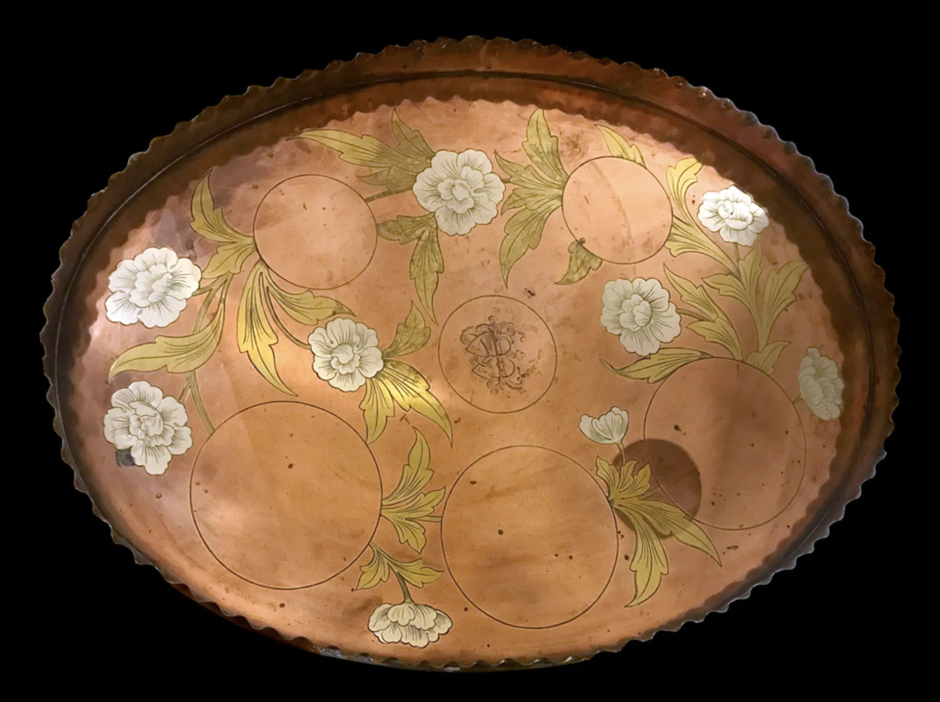 Plateau oval en cuivre incrust&eacute;, d&eacute;cor de pivoines, mod&egrave;le attribu&eacute; &agrave; attribu&eacute; &agrave; Christopher Dresser pour Benham & Froud, 1882-1885