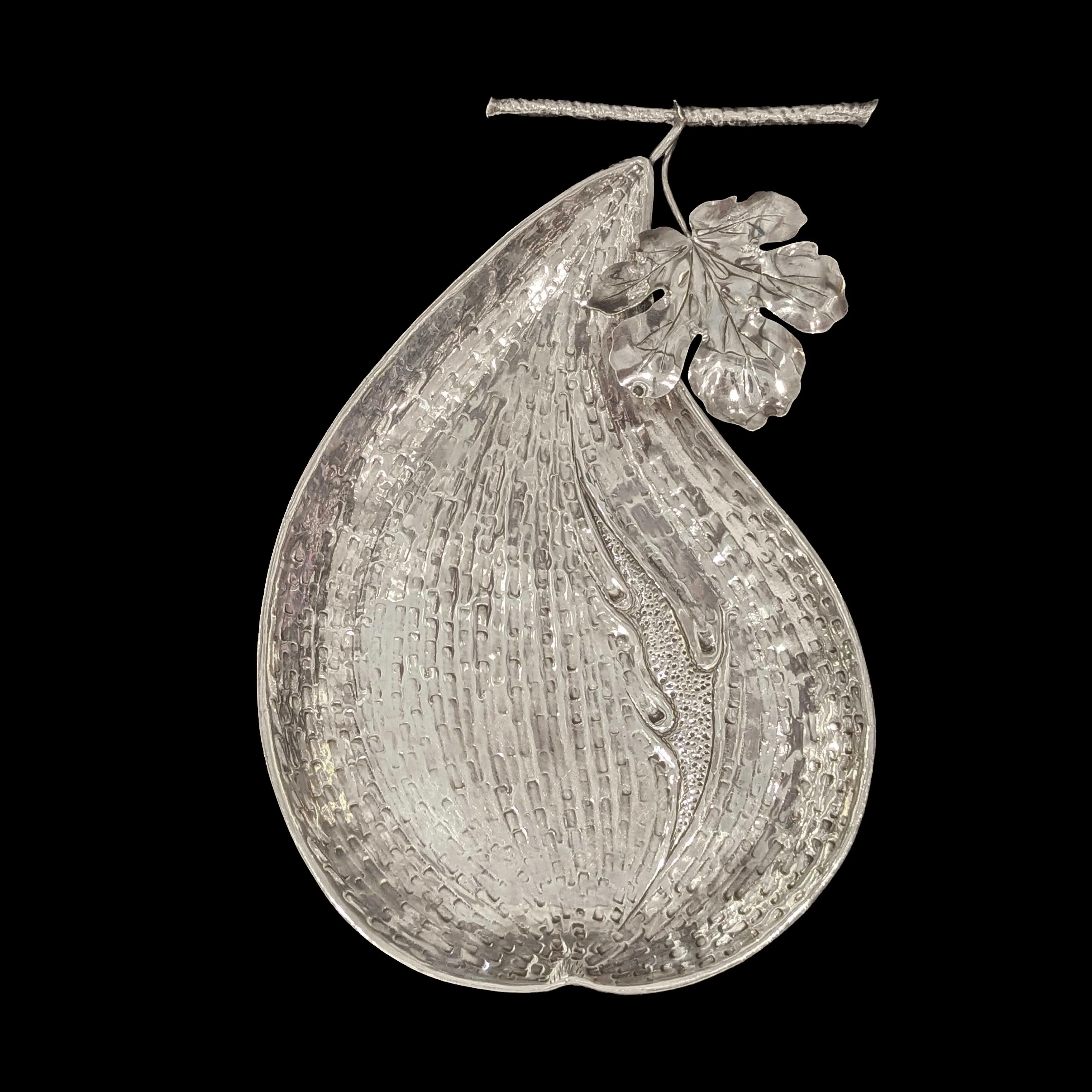 Plateau en argent martel&eacute; en forme de figue  Buccellati